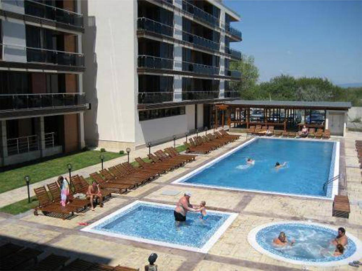 Pomorie Bay Aparthotel Bagian luar foto